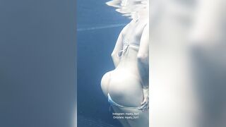 Quitándome el bikini en la alberca