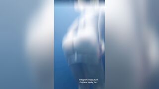 Quitándome el bikini en la alberca