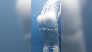 Quitándome el bikini en la alberca