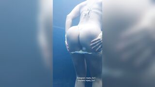 Quitándome el bikini en la alberca