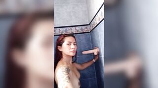 Laura Montenegro juguetona en la ducha