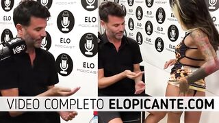 Elo Podcast le hace masajes en la cola a Lizzy en el cuarto picante