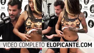 Elo Podcast le hace masajes en la cola a Lizzy en el cuarto picante