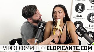 Pame Pombo prueba la banana con crema en el cuarto picante de Elo Podcast