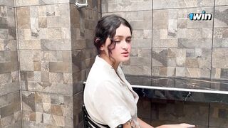 ME ABURRO CON MI HERMANASTRO EN EL CUARTO Y LLAMAMOS A LA MUCAMA, AL LAST TERMINAMOS FOLLANDONOSLA