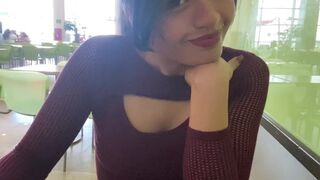 Jugamos con Lovense en el patio de comida