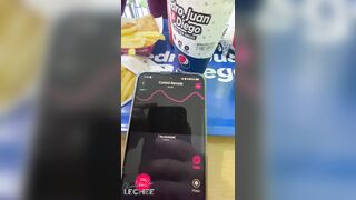 Jugamos con Lovense en el patio de comida