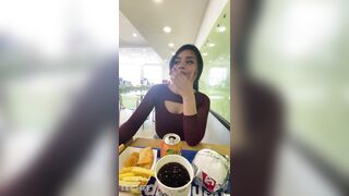 Jugamos con Lovense en el patio de comida