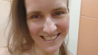 CUSTOM MOVIE WITH GOLDEN RAIN IN HOTEL SHOWER