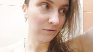 CUSTOM MOVIE WITH GOLDEN RAIN IN HOTEL SHOWER