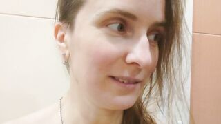 CUSTOM MOVIE WITH GOLDEN RAIN IN HOTEL SHOWER