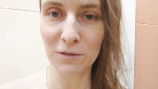 CUSTOM MOVIE WITH GOLDEN RAIN IN HOTEL SHOWER