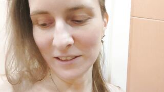 CUSTOM MOVIE WITH GOLDEN RAIN IN HOTEL SHOWER