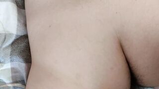 Un pair amateur jouit dans son cul. Latin chick hot éjacule sur le cul, chatte poilue