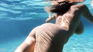 Clownfish robot android with a camera films babes underwater.