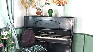 Gwendolen & Laura like to rub their cunts on each other