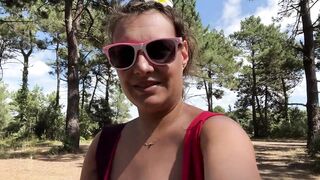 tiny salope française suce dans les bois de la plage naturiste