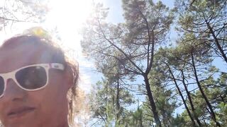 tiny salope française suce dans les bois de la plage naturiste