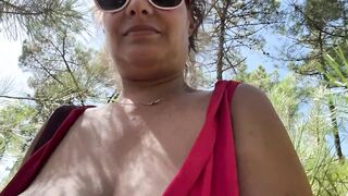 tiny salope française suce dans les bois de la plage naturiste