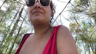 tiny salope française suce dans les bois de la plage naturiste
