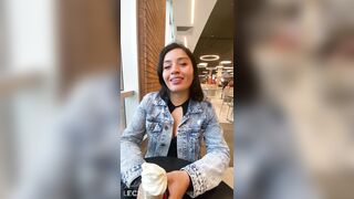 Tomando helado en el centro comercial