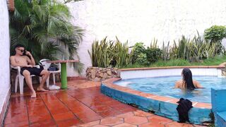 MADRASTRA INVITES HER TO THE POOL TO SCREW