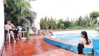 MADRASTRA INVITES HER TO THE POOL TO SCREW