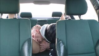 Kierowca szczęściarz zjada soczystą cipkę napalonej pasażerki