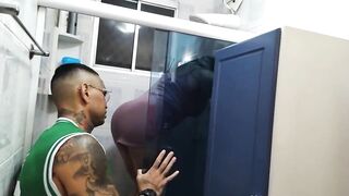 Fernandinha Fernandez burned the shower and called a ally to fix it, this chab ended up falling on his wang and spitting milk!
