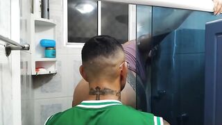 Fernandinha Fernandez burned the shower and called a ally to fix it, this chab ended up falling on his wang and spitting milk!