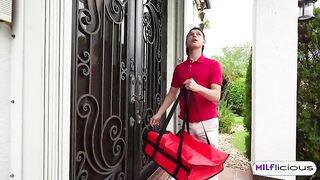 Pizza Delivery chap Gets the Superlatively good Tip of His Life from Large Ass Blond mother I'd like to fuck/ PAWG Trixi Brooks INTRO EXTENDED