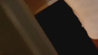 Un inconnu qui m'enregistre en educate de me préparer pour la douche ????