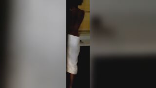 Un inconnu qui m'enregistre en educate de me préparer pour la douche ????