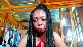 Huge ass twerk during the time that trying on outfit bought by fan...