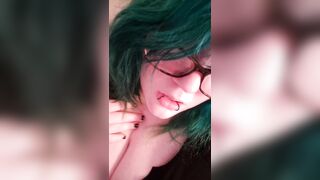 Rock gal has large squirt with loud groans