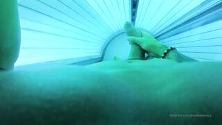 I get concupiscent during the time that I get tanned and I masturbate until I cum on my abs.