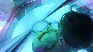 I get concupiscent during the time that I get tanned and I masturbate until I cum on my abs.