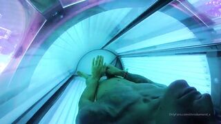 I get concupiscent during the time that I get tanned and I masturbate until I cum on my abs.