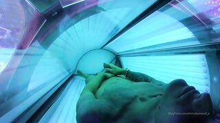 I get concupiscent during the time that I get tanned and I masturbate until I cum on my abs.