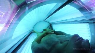 I get concupiscent during the time that I get tanned and I masturbate until I cum on my abs.