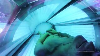 I get concupiscent during the time that I get tanned and I masturbate until I cum on my abs.