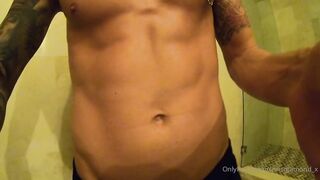 STREAPTEASE IN THE WASHROOM AND I TOUCH MYSELF SUPER LEWD FOR A FAN