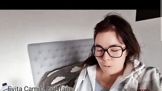 Evita Camila se masturba desnuda