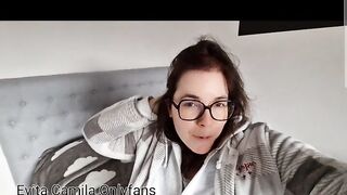 Evita Camila se masturba desnuda