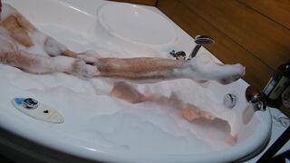 Красивая блондинка принимает ванну и ласкает грудь