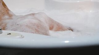 Красивая блондинка принимает ванну и ласкает грудь