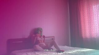 Блондинка страстно облизывает мороженое и мастурбирует свою киску