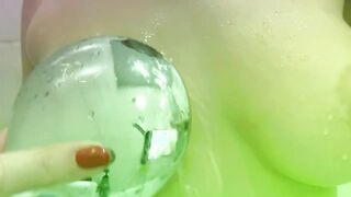 Грудастая блондинка в душе