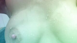 Грудастая блондинка в душе