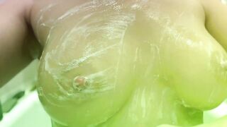 Грудастая блондинка в душе